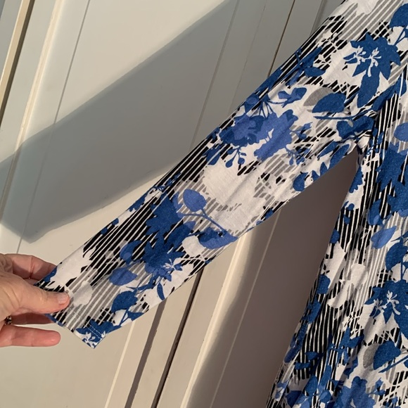 Cato Blue & White Floral 3/4 Sleeve Tunic EUC - Picture 3 of 8